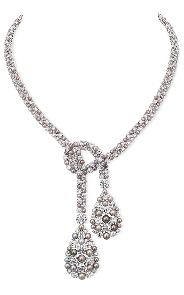 Trompe l’oeil necklace in white<br />
gold set with 17 brilliant‑cut<br />
D/E VVS1/2 diamonds<br />
for 11.59 carats total, round fine<br />
pearls and brilliant‑cut diamonds, the edge magazine 