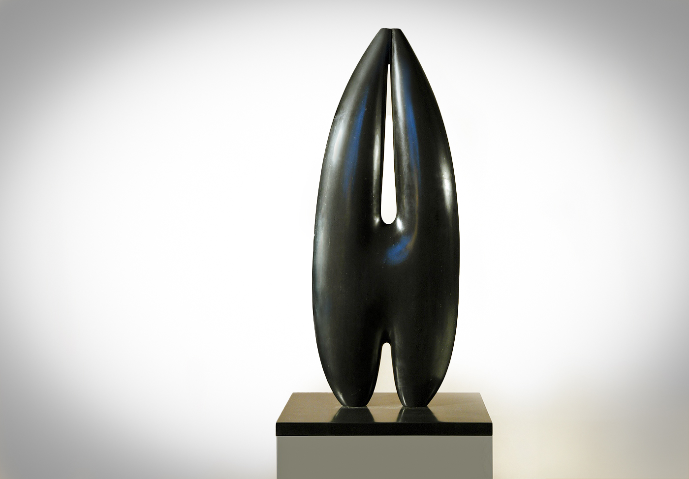 black schist sculpture by Mircea Milcovitch, the edge mag, « Niké » opus 922, 89 x 34 cm, polished black schist sculpture