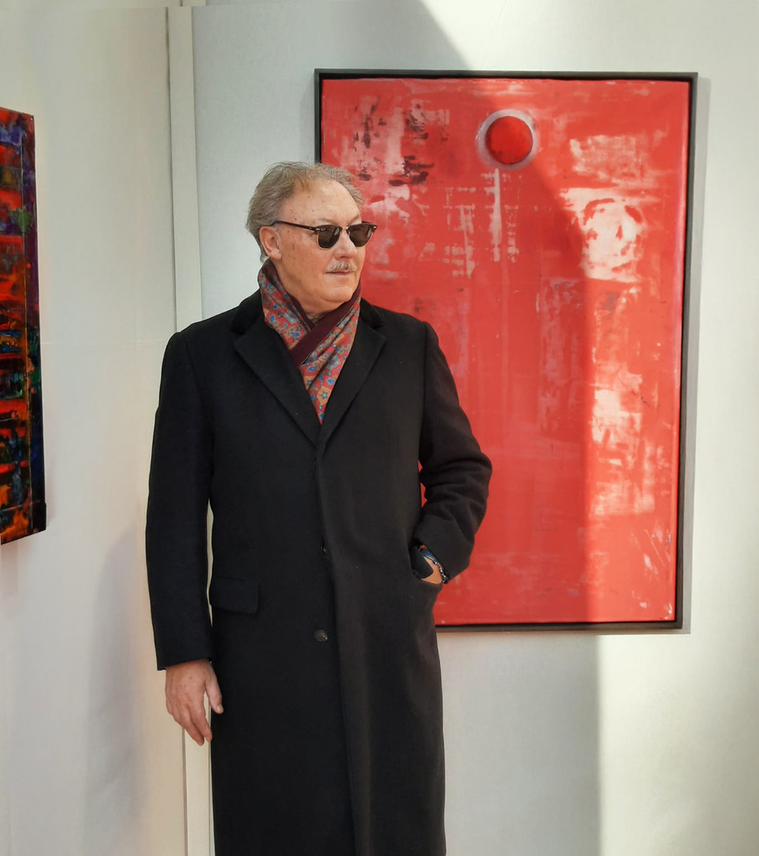 Haralampi G. Oroschakoff in front of his painting Oh Yah, Mama Dada<br />
Acrylic, Collage on velvet, for the Edge mag